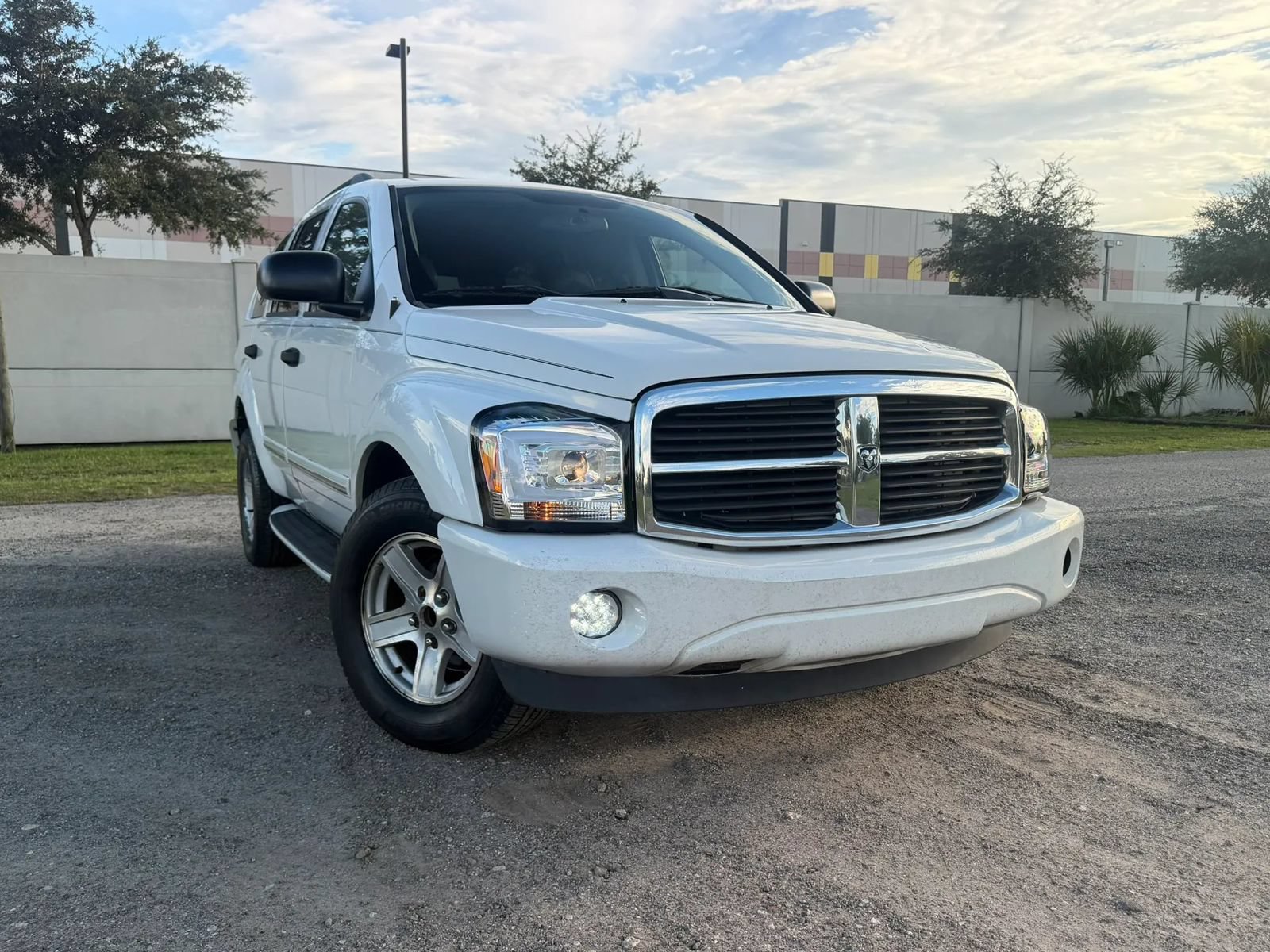 Used 2005 Dodge Durango Limited w/ Trailer Tow Group RWD image 3