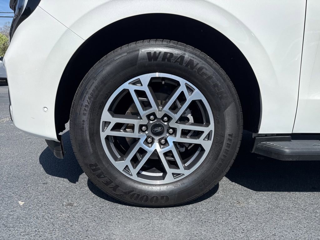 Used 2025 Ford Expedition Active image 31