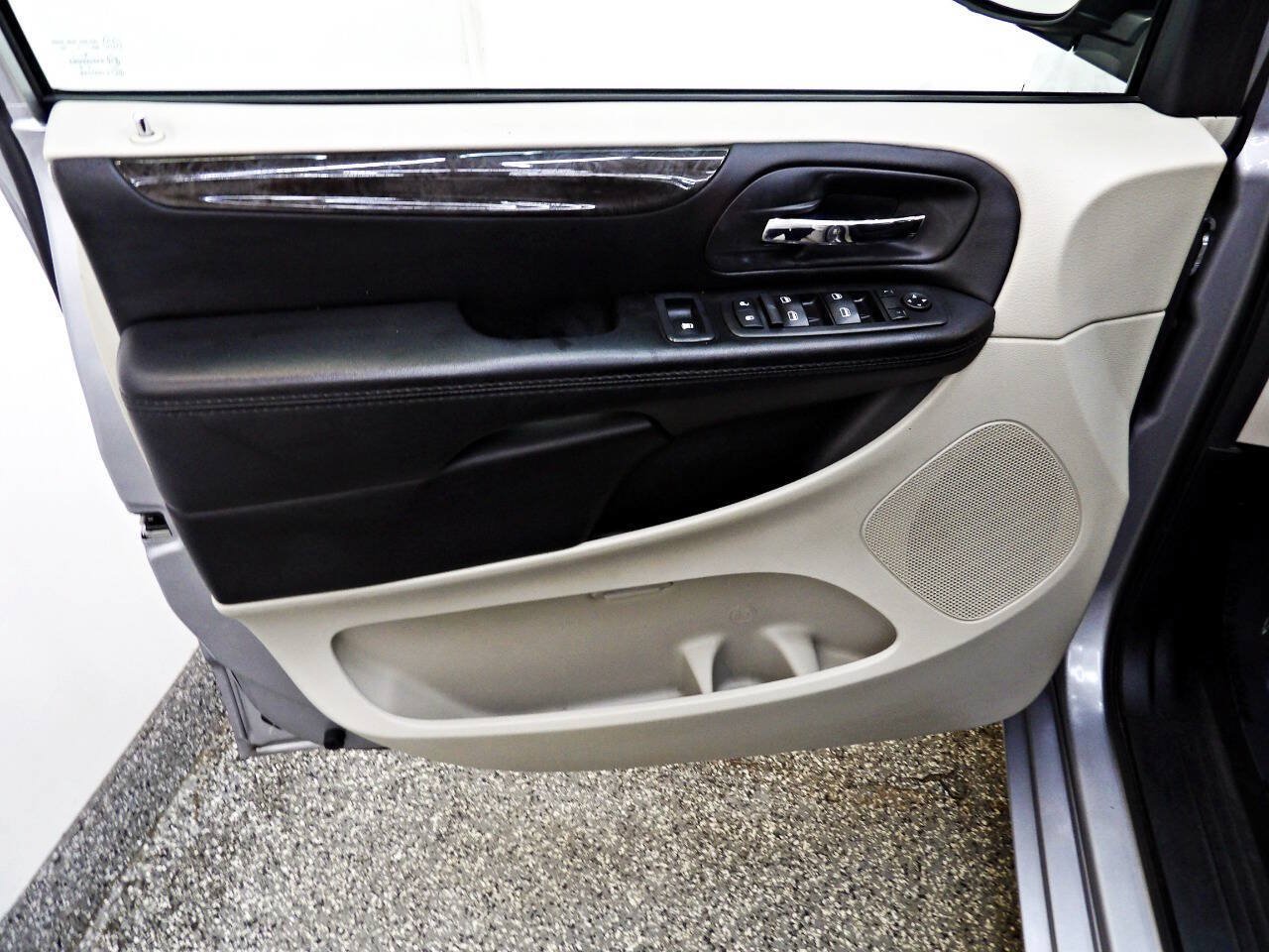 Used 2018 Dodge Grand Caravan SE FWD image 7