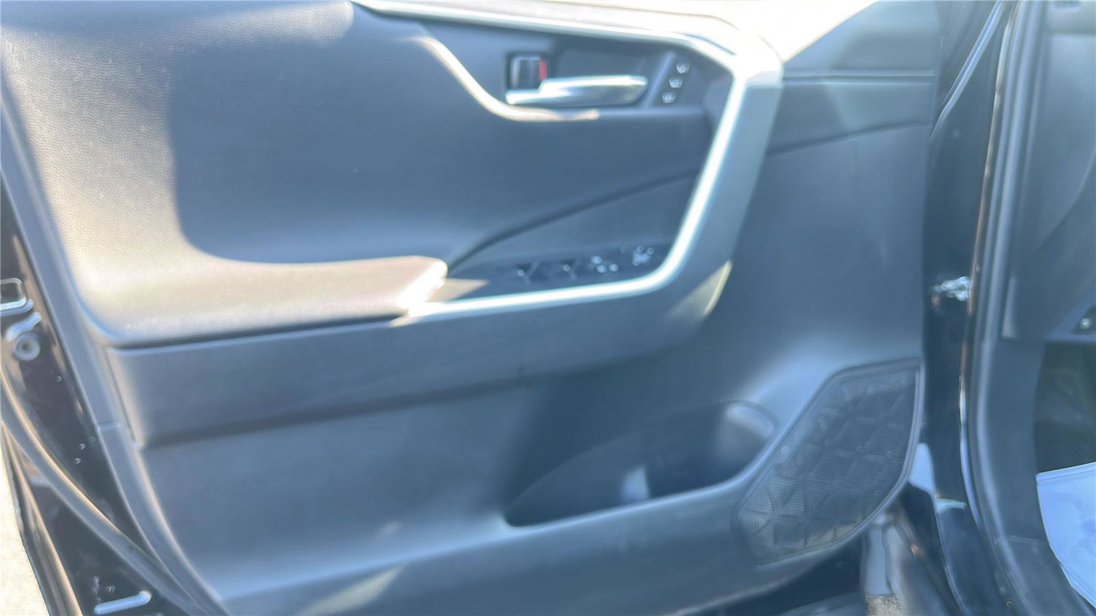 Used 2020 Toyota RAV4 Limited image 15