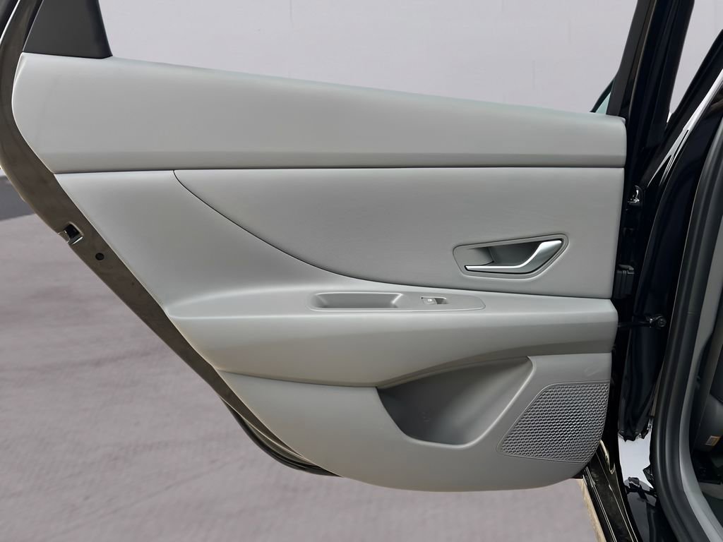 Used 2025 Hyundai Elantra SEL image 18