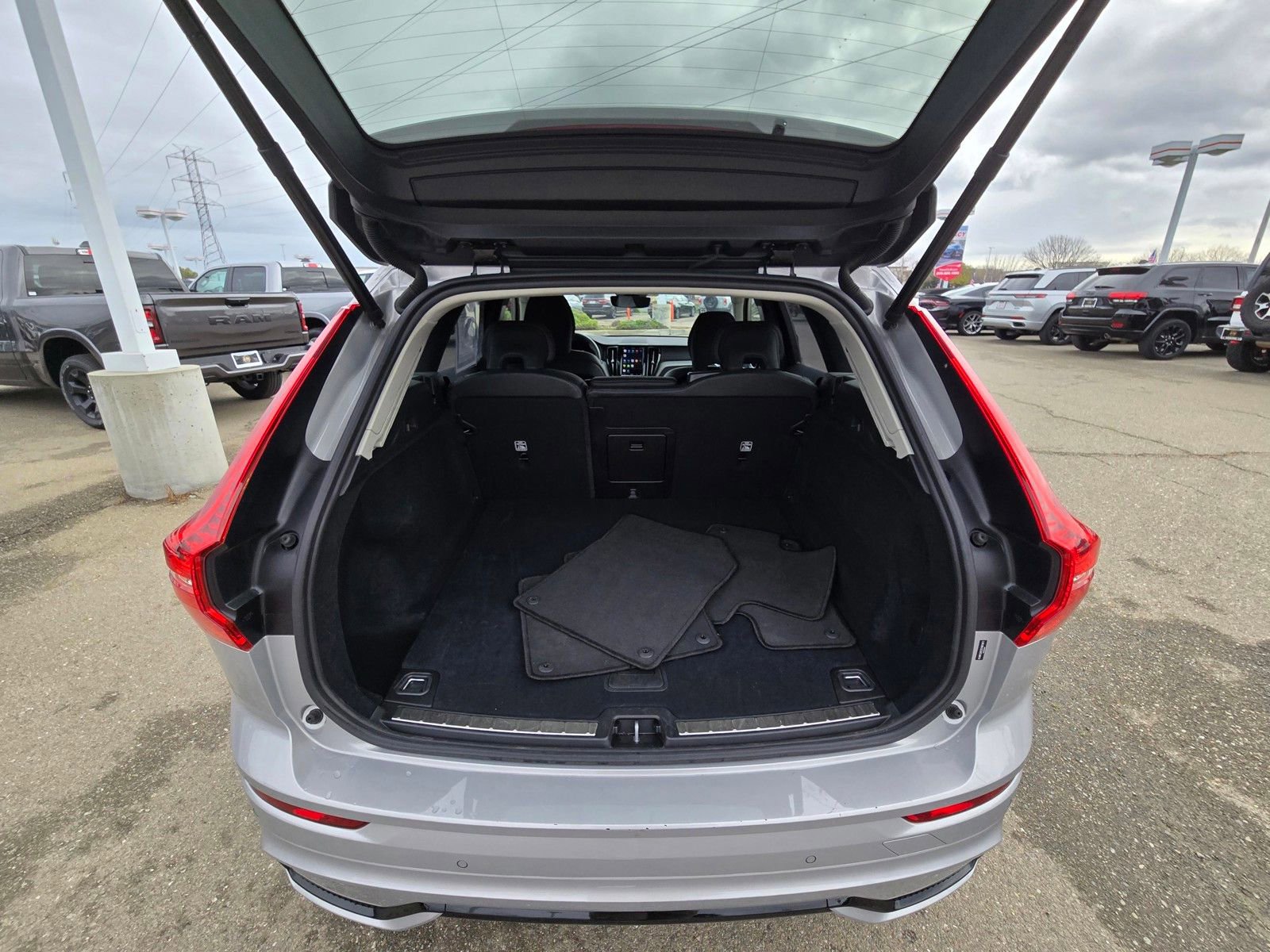 Used 2025 Volvo XC60 B5 Plus image 9