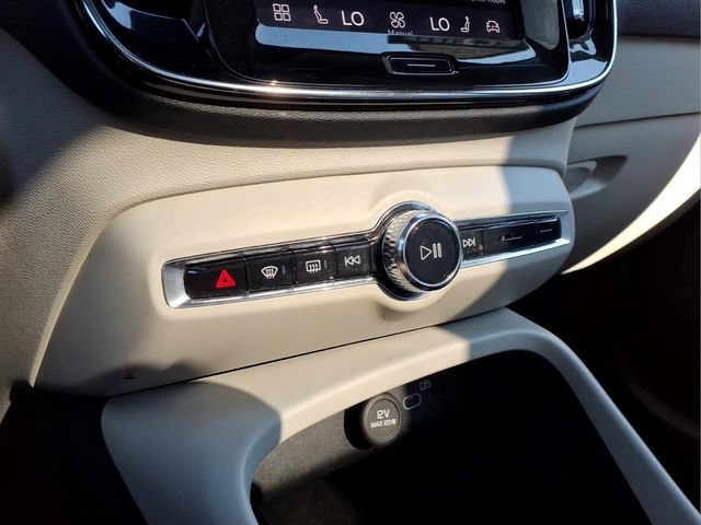Used 2023 Volvo XC40 B4 Ultimate FWD image 22