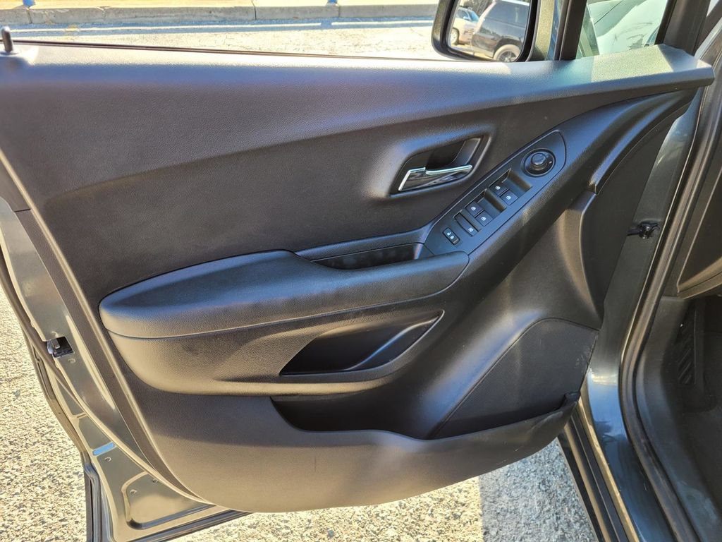 Used 2019 Chevrolet Trax LT w/ LT Convenience Package FWD image 18