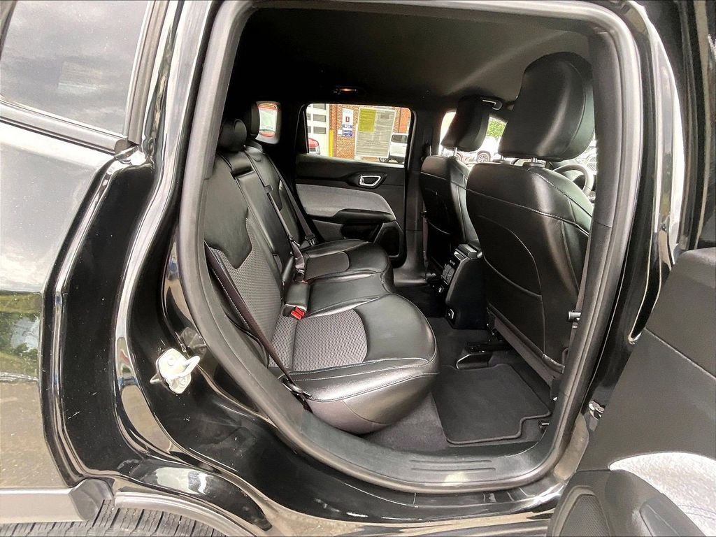 Used 2024 Jeep Compass Latitude AWD/4WD image 16