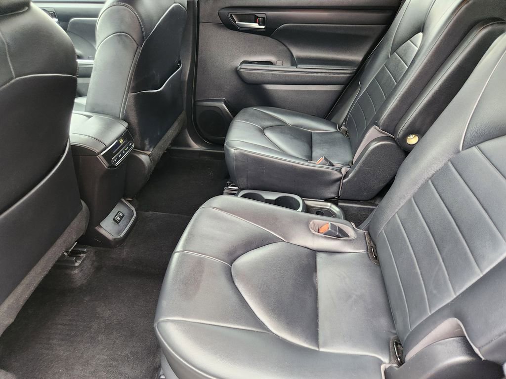 Used 2020 Toyota Highlander XLE AWD/4WD image 19
