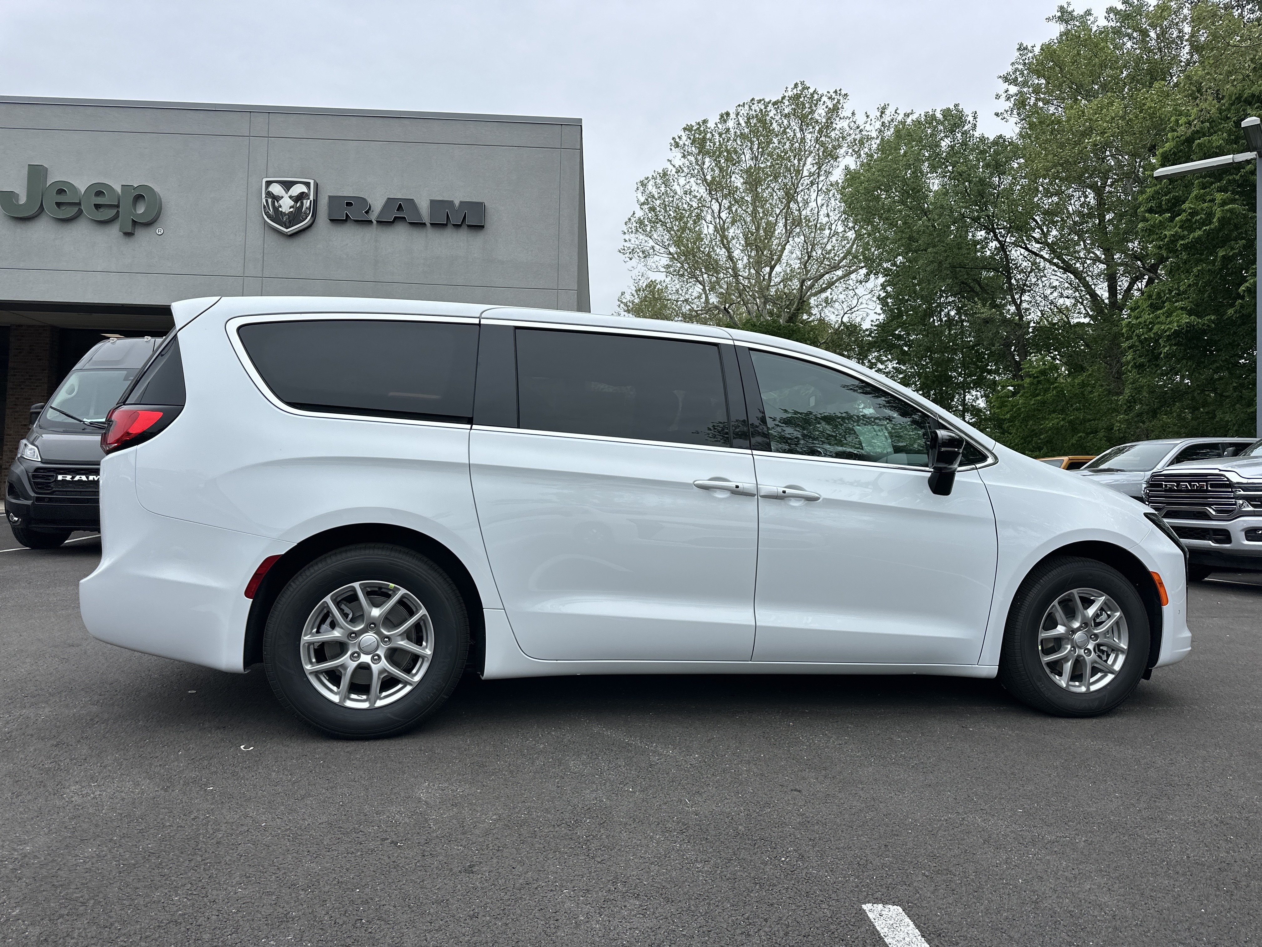 New 2027 Chrysler Pacifica Select w/ Family Tech Group FWD image 15