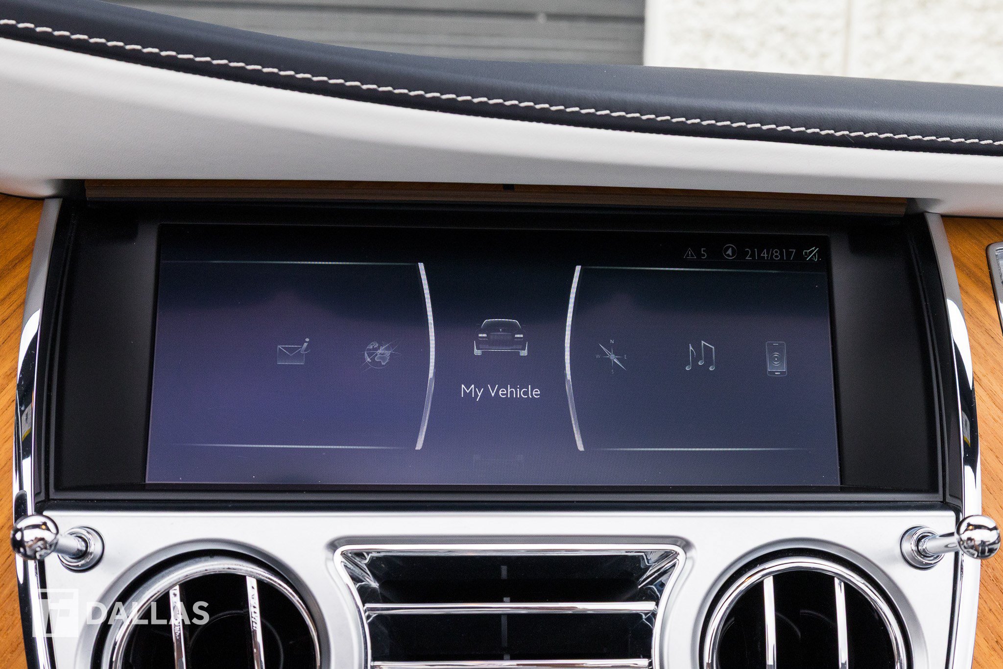 Used 2019 Rolls-Royce Dawn RWD image 25