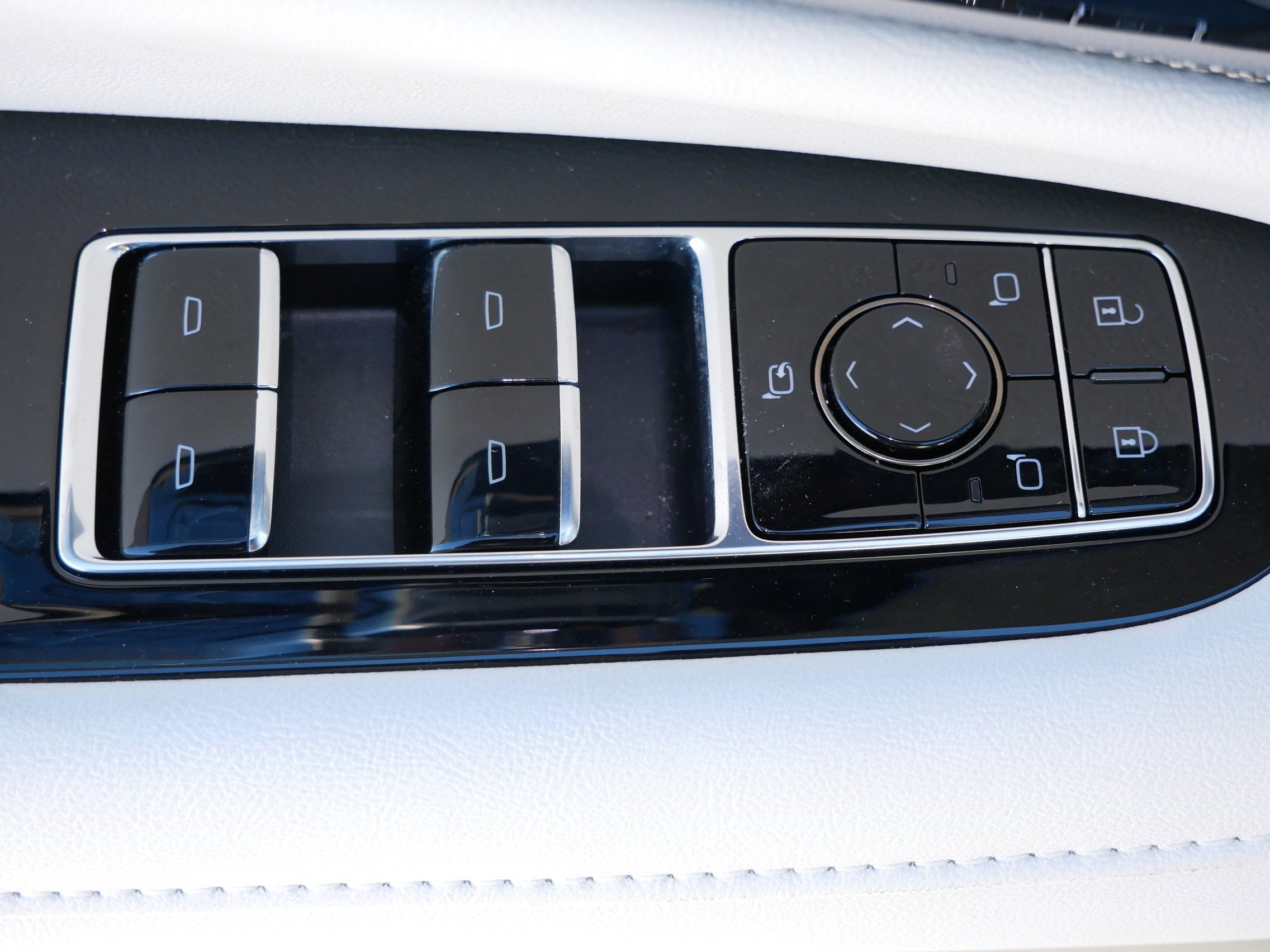 New 2026 Cadillac Optiq Luxury 2 image 18