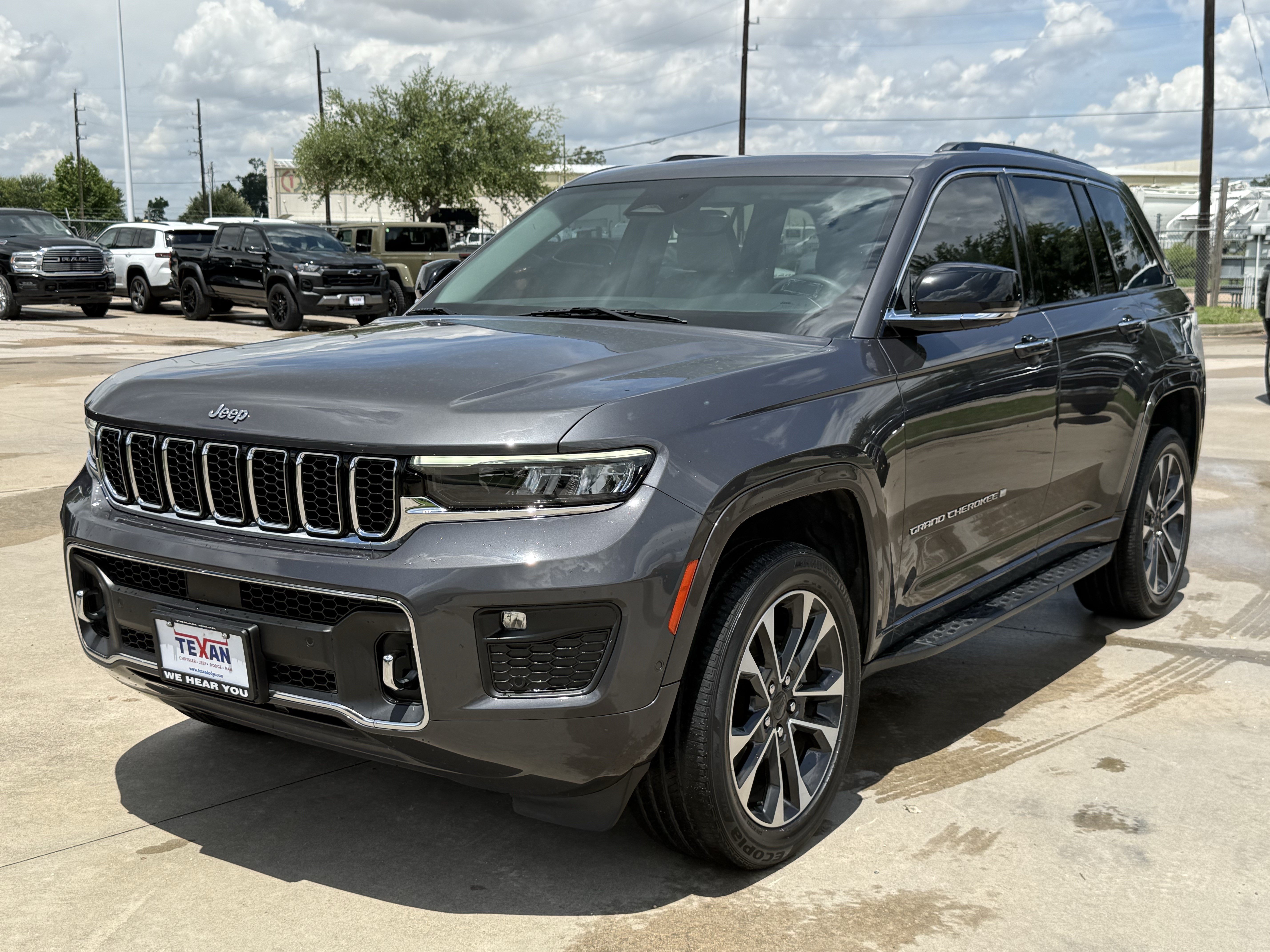 Used 2023 Jeep Grand Cherokee Overland RWD image 9