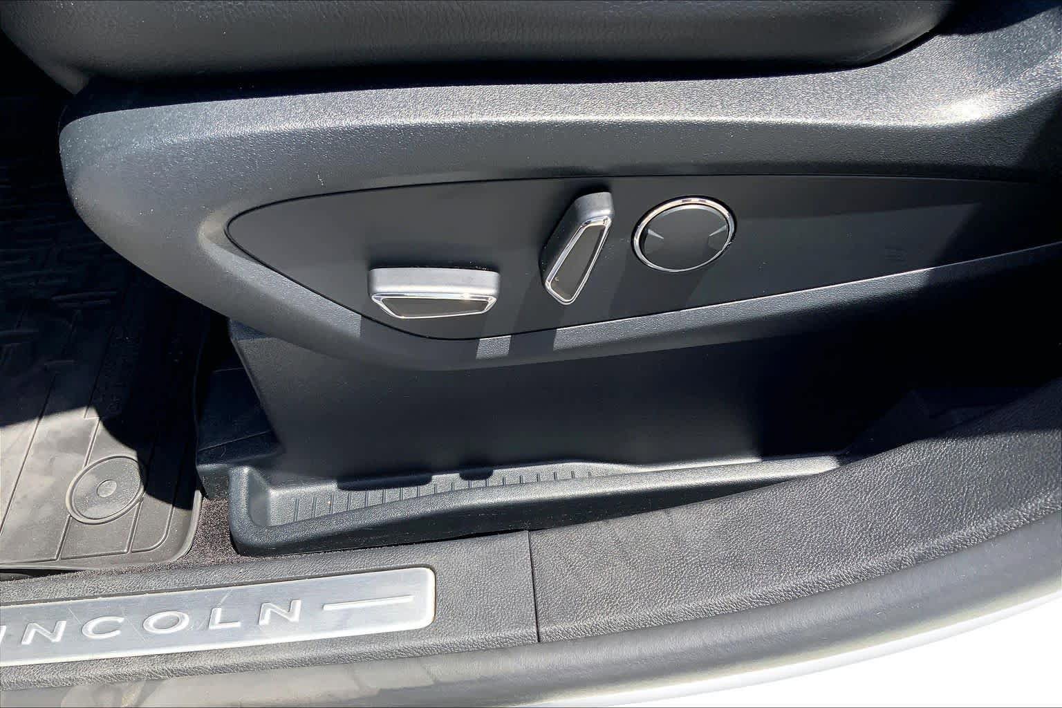 Used 2017 Lincoln MKX Premiere FWD image 31
