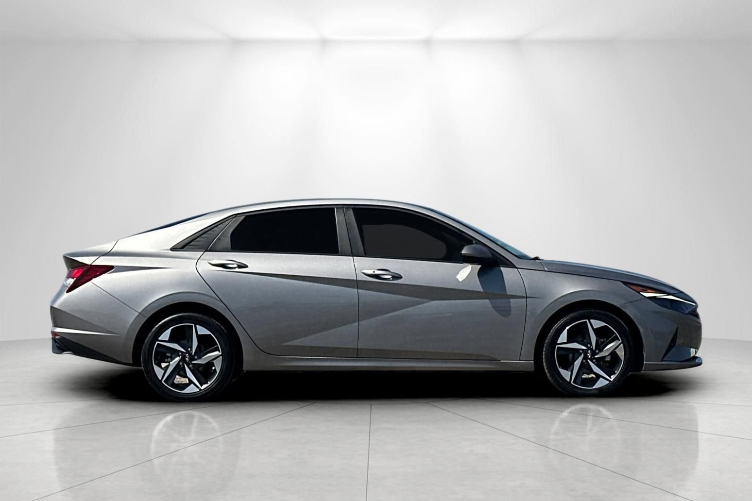 Used 2023 Hyundai Elantra SEL w/ Convenience Package FWD image 2