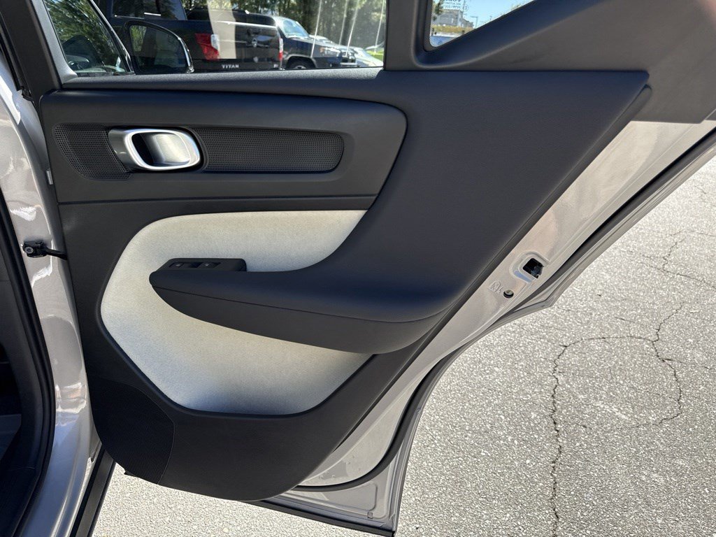 Used 2025 Volvo XC40 B5 Plus AWD/4WD image 30