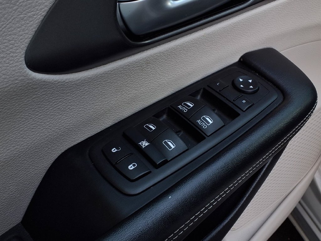 Used 2024 Chrysler Pacifica Limited FWD image 18
