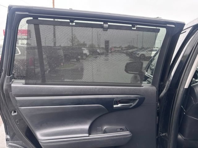 Used 2021 Toyota Highlander XLE AWD/4WD image 37