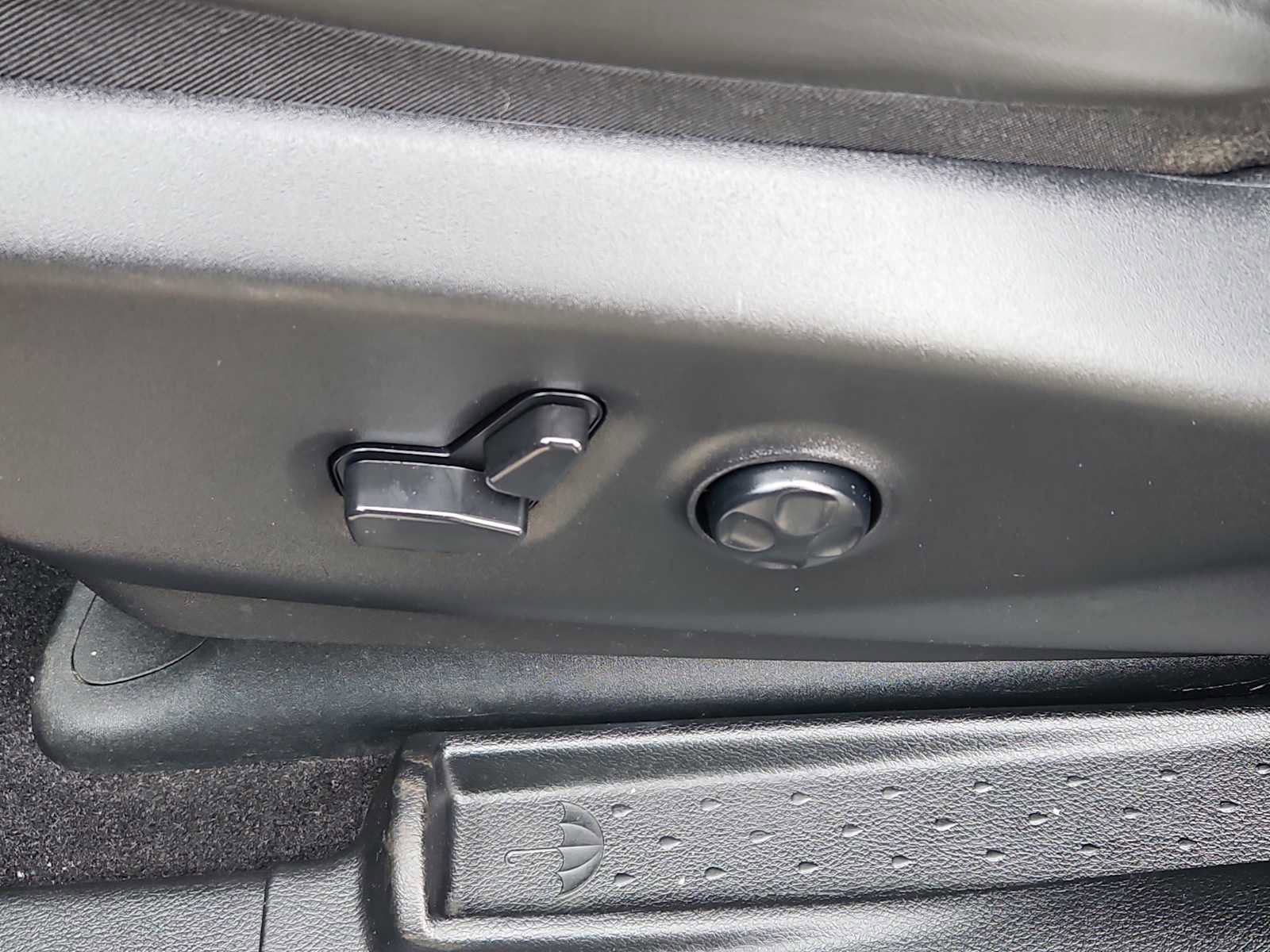 Used 2024 Chrysler Pacifica Premium image 25