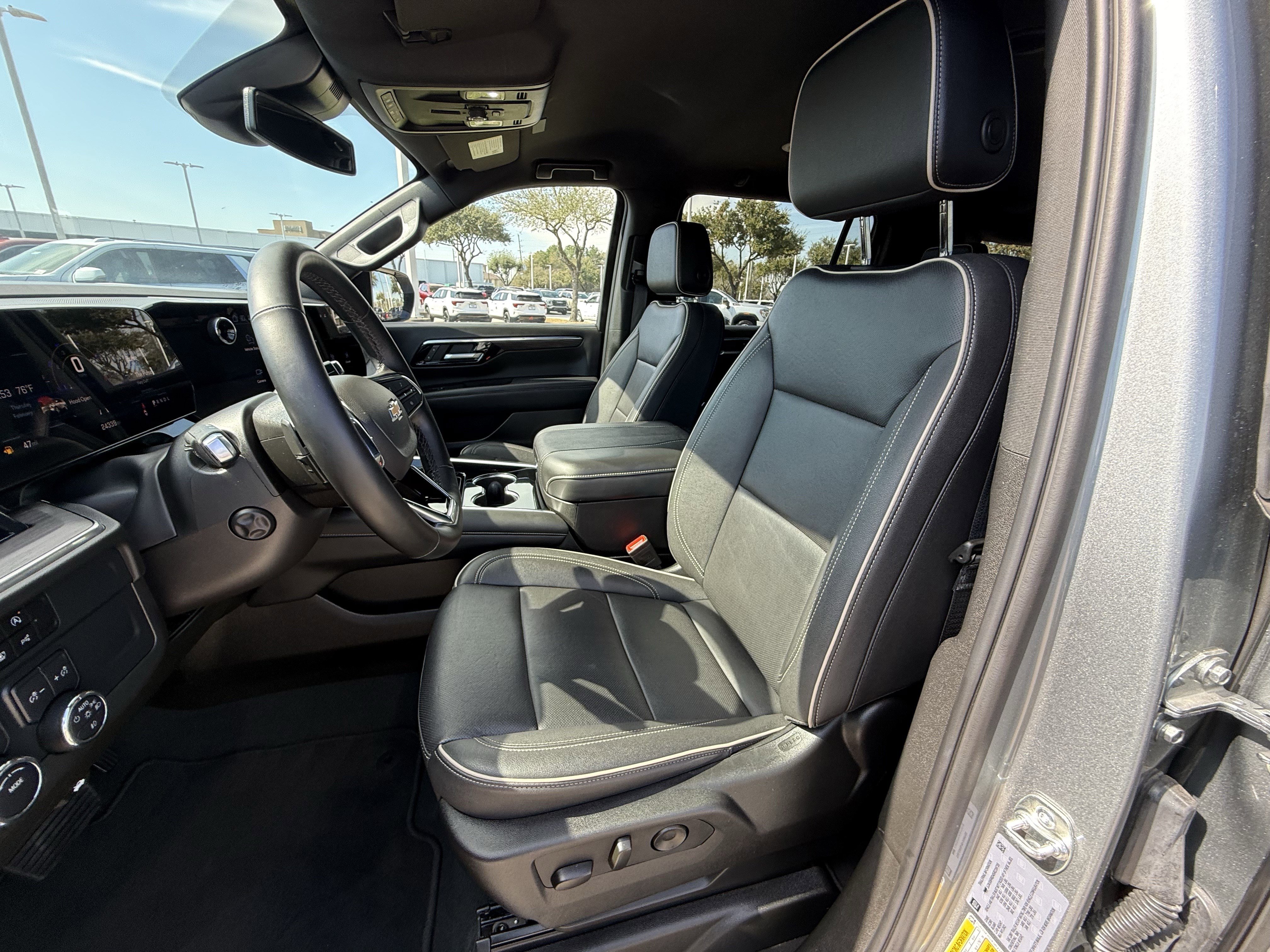 Used 2025 Chevrolet Suburban Premier image 26