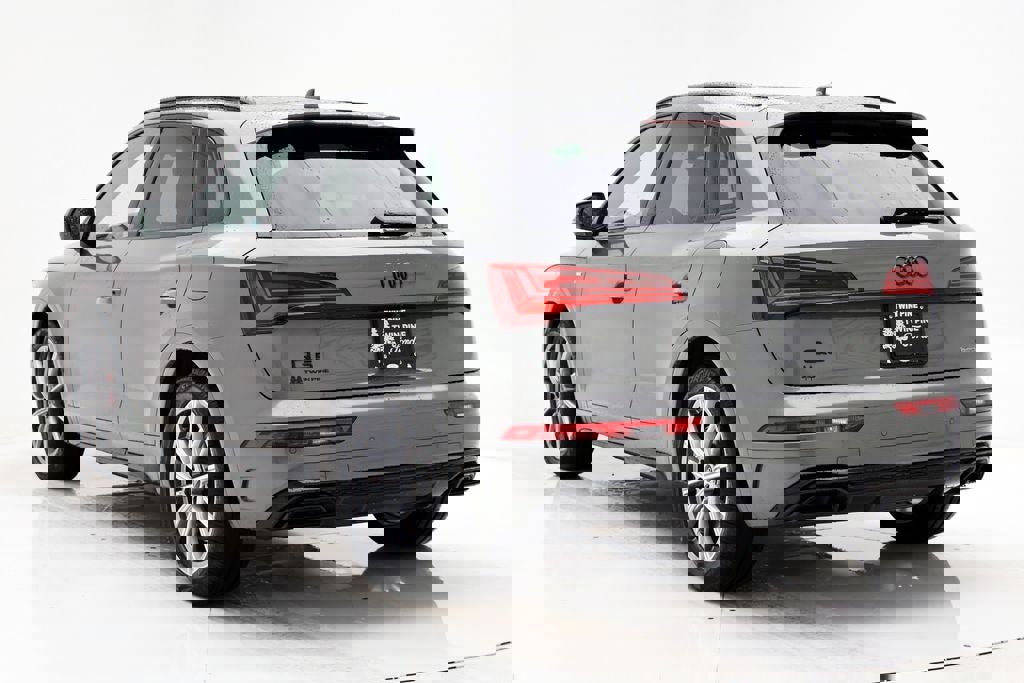 Used 2024 Audi Q5 e Premium Plus w/ Premium Plus Package image 6