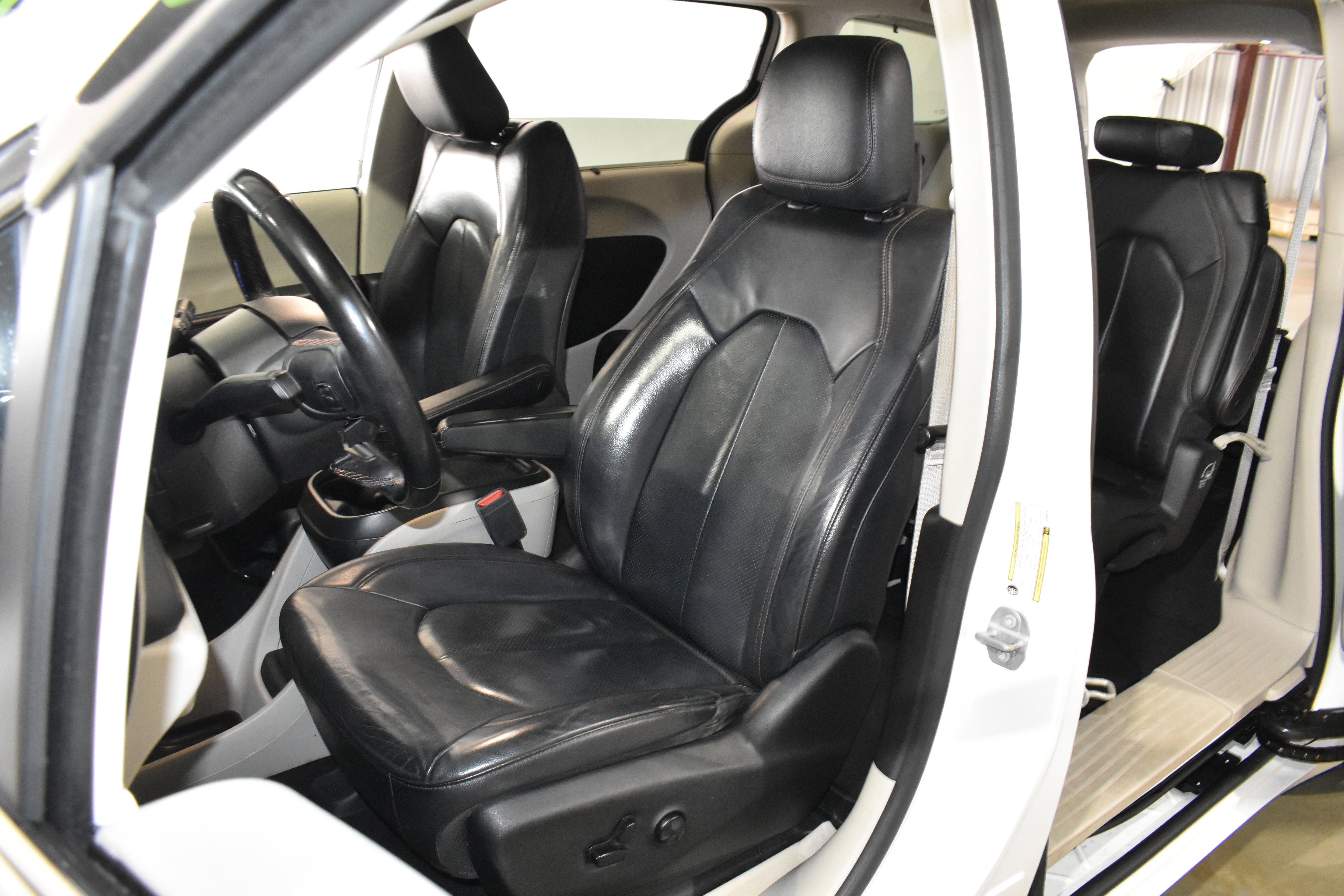 Used 2019 Chrysler Pacifica Touring-L image 24