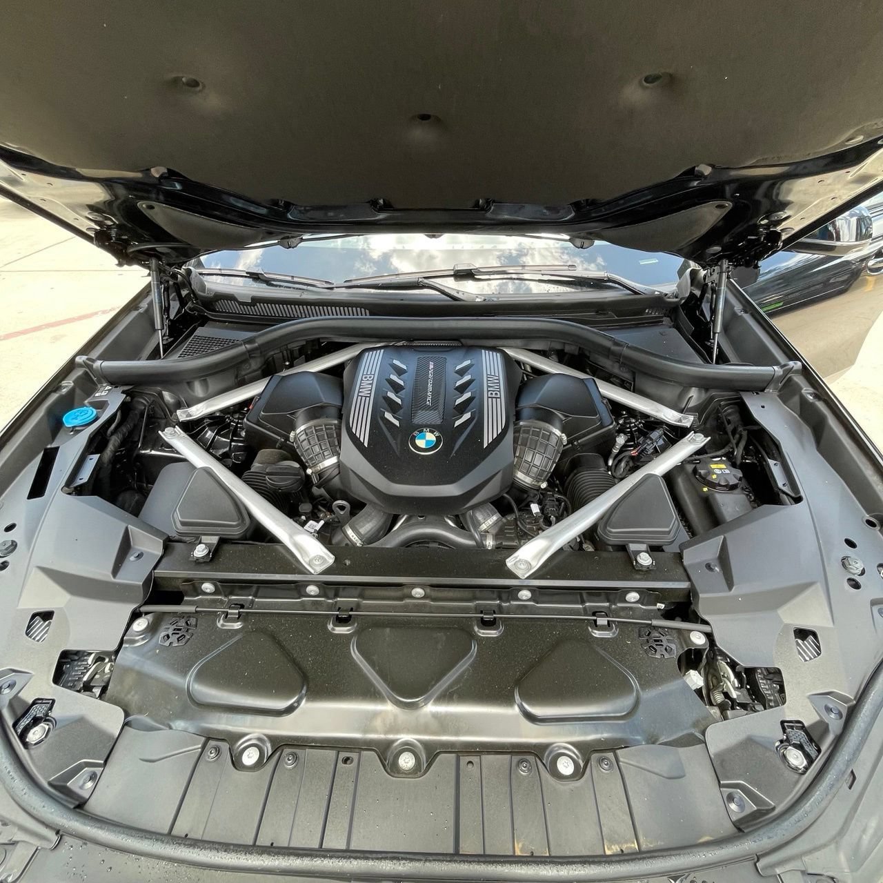 Used 2023 BMW X6 M50i w/ Parking Assistance Package AWD/4WD image 28
