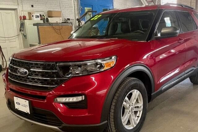 Certified 2022 Ford Explorer XLT w/ Equipment Group 202A image 1