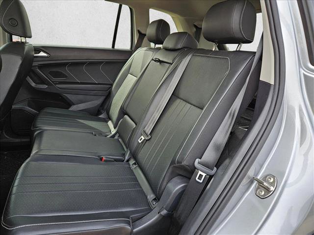 Used 2023 Volkswagen Tiguan SE w/ Panoramic Sunroof Package FWD image 21