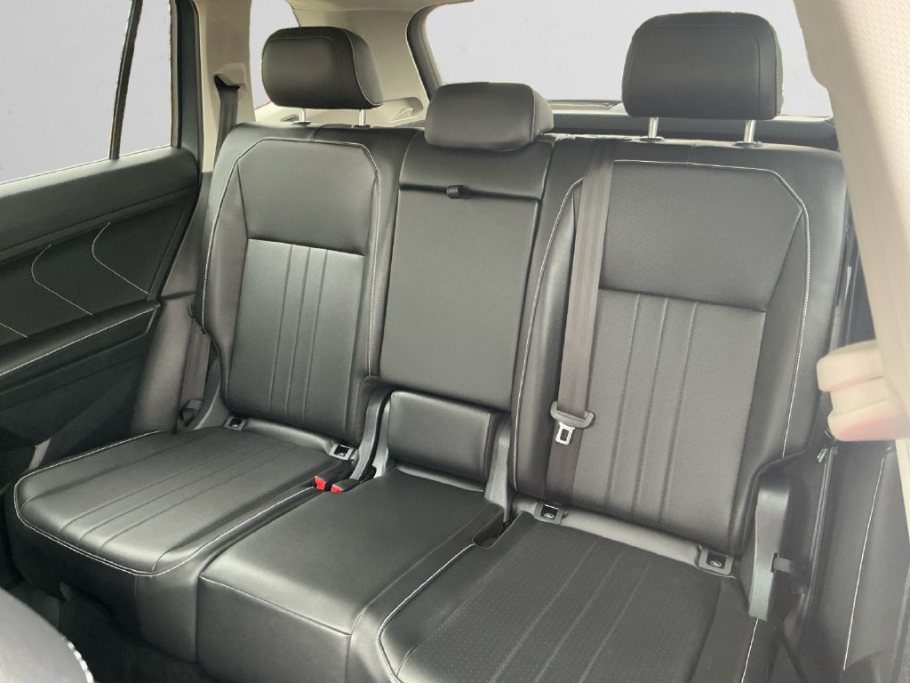 Used 2024 Volkswagen Tiguan SE w/ Panoramic Sunroof Package AWD/4WD image 13