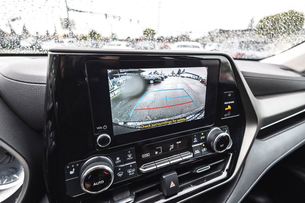 Used 2023 Toyota Highlander XLE image 16