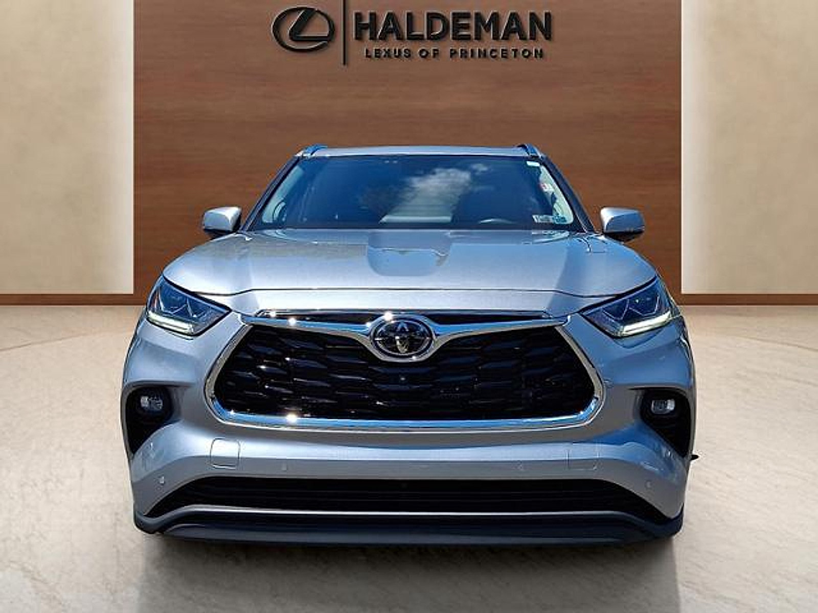 Used 2024 Toyota Highlander Limited AWD/4WD image 2
