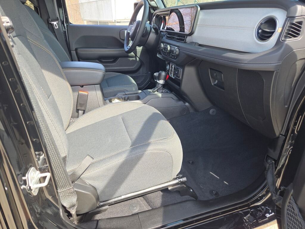 Used 2025 Jeep Wrangler Unlimited Sahara w/ Safety Group image 6