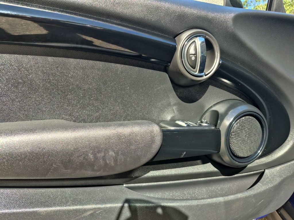 Used 2019 MINI Cooper 2-Door Hardtop w/ Signature Upholstery Package image 12