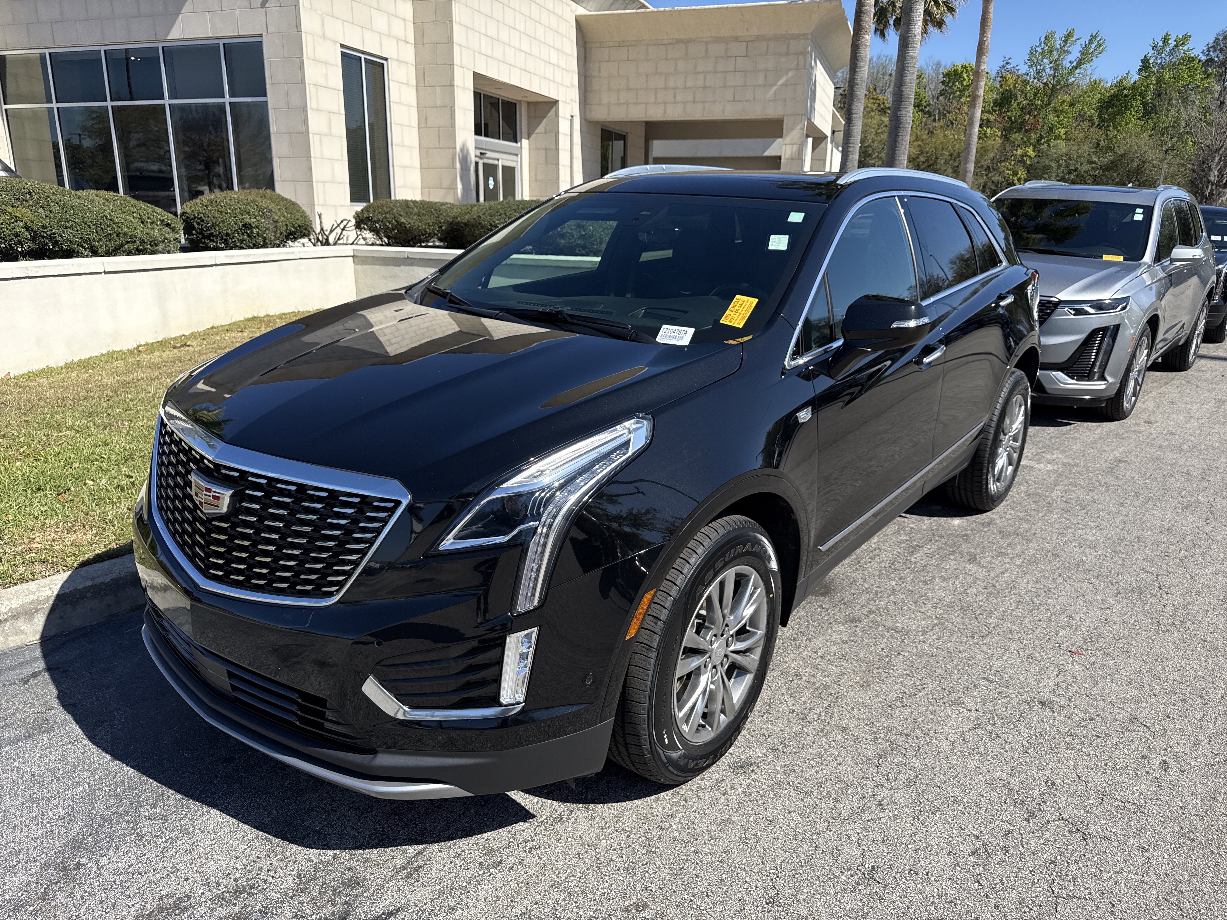 Used 2022 Cadillac XT5 Premium Luxury w/ Technology Package FWD image 1