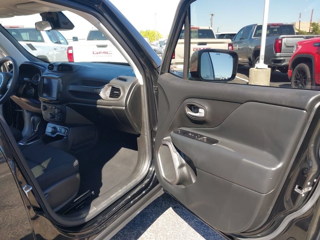 Used 2023 Jeep Renegade Latitude w/ Sun & Fun Group AWD/4WD image 11