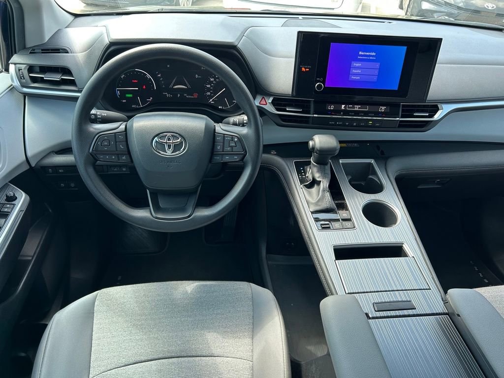 Used 2025 Toyota Sienna LE image 17