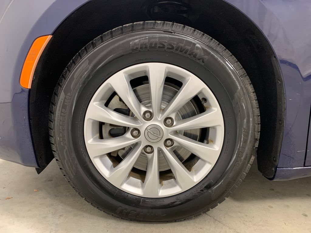 Used 2018 Chrysler Pacifica Touring-L FWD image 2