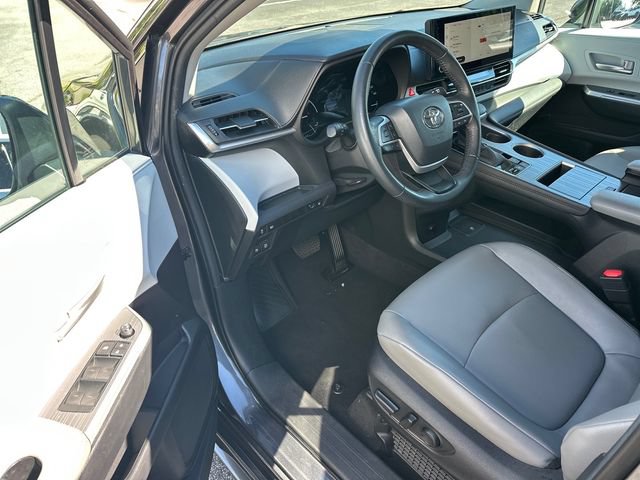 Used 2025 Toyota Sienna XLE FWD image 9
