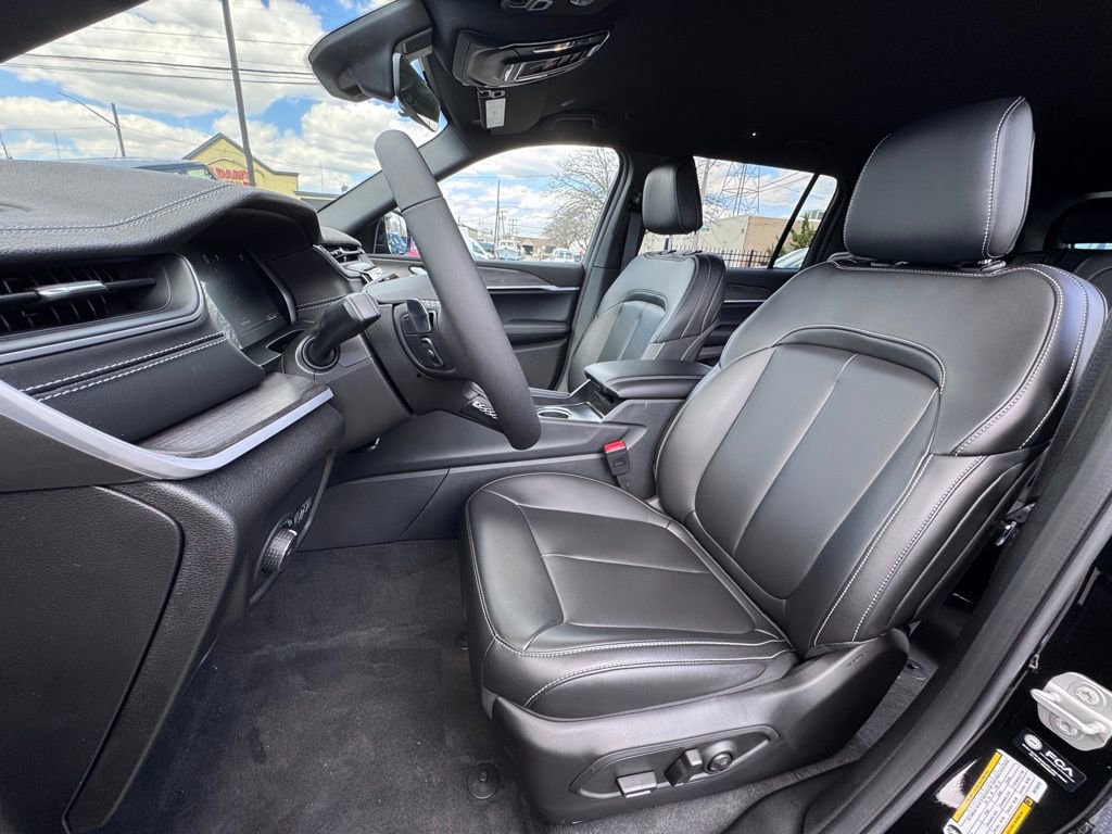 Used 2025 Jeep Grand Cherokee L Limited w/ Black Appearance Package AWD/4WD image 13