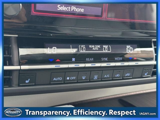 Used 2024 Toyota Sienna XLE FWD image 28