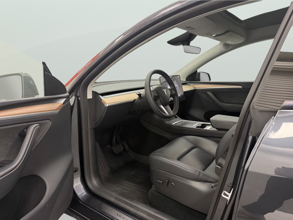 Used 2025 Tesla Model Y Long Range AWD/4WD image 9
