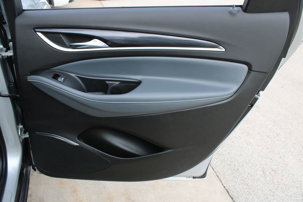 Used 2020 Buick Enclave Essence image 24