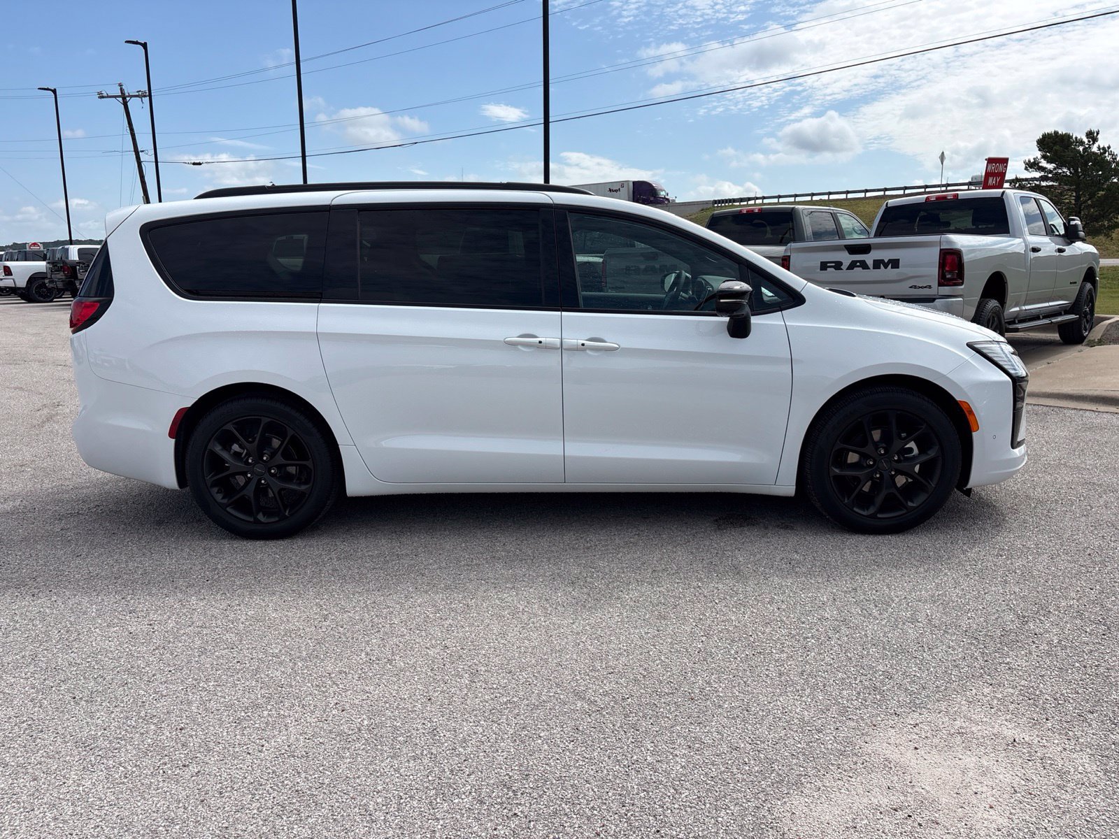 New 2027 Chrysler Pacifica Limited FWD image 7