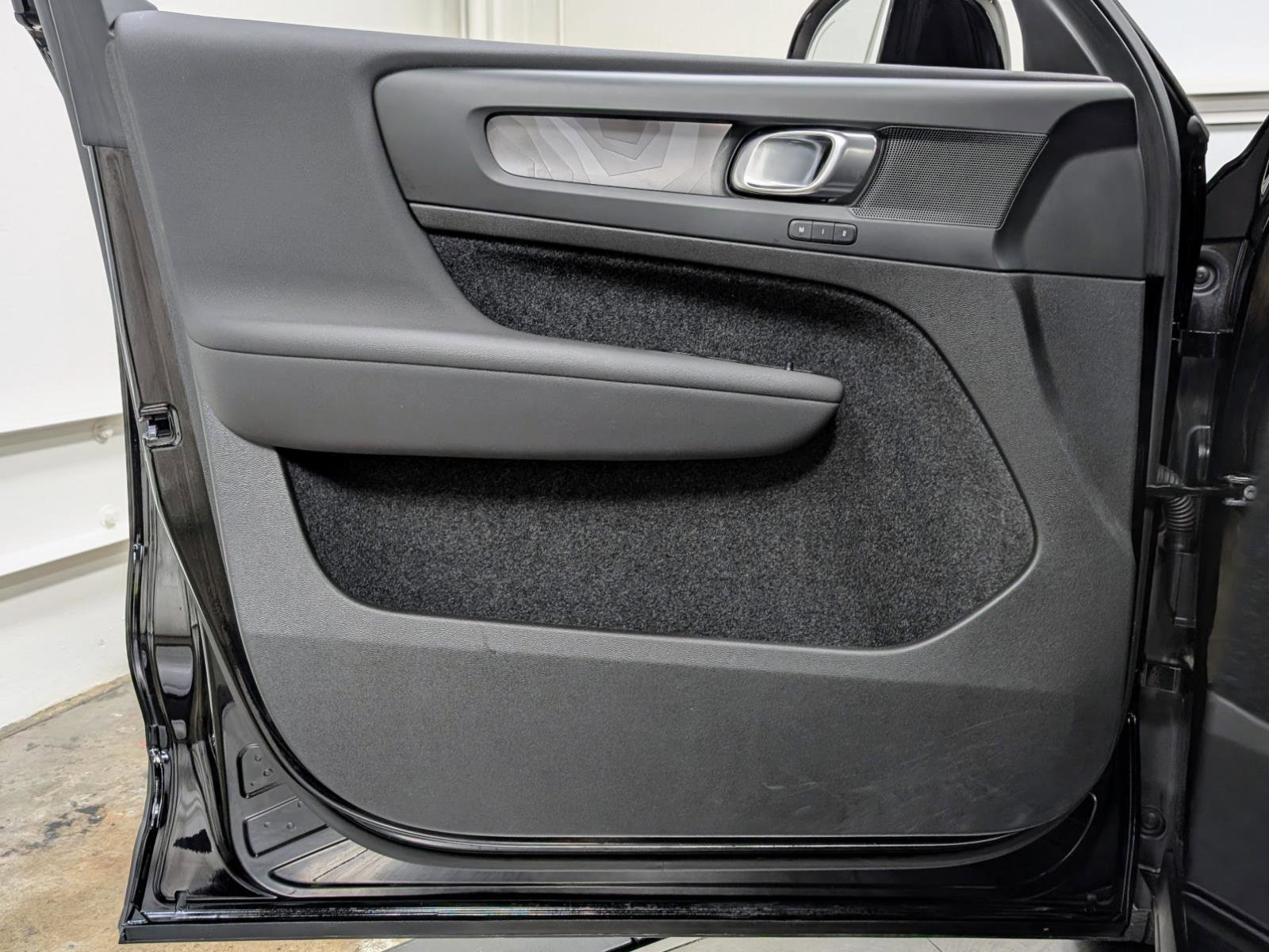 Used 2023 Volvo XC40 Recharge Core image 13