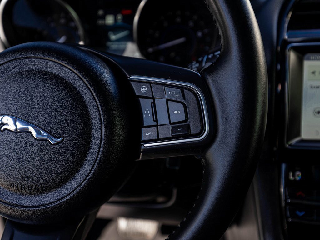 Used 2020 Jaguar F-PACE Premium image 21