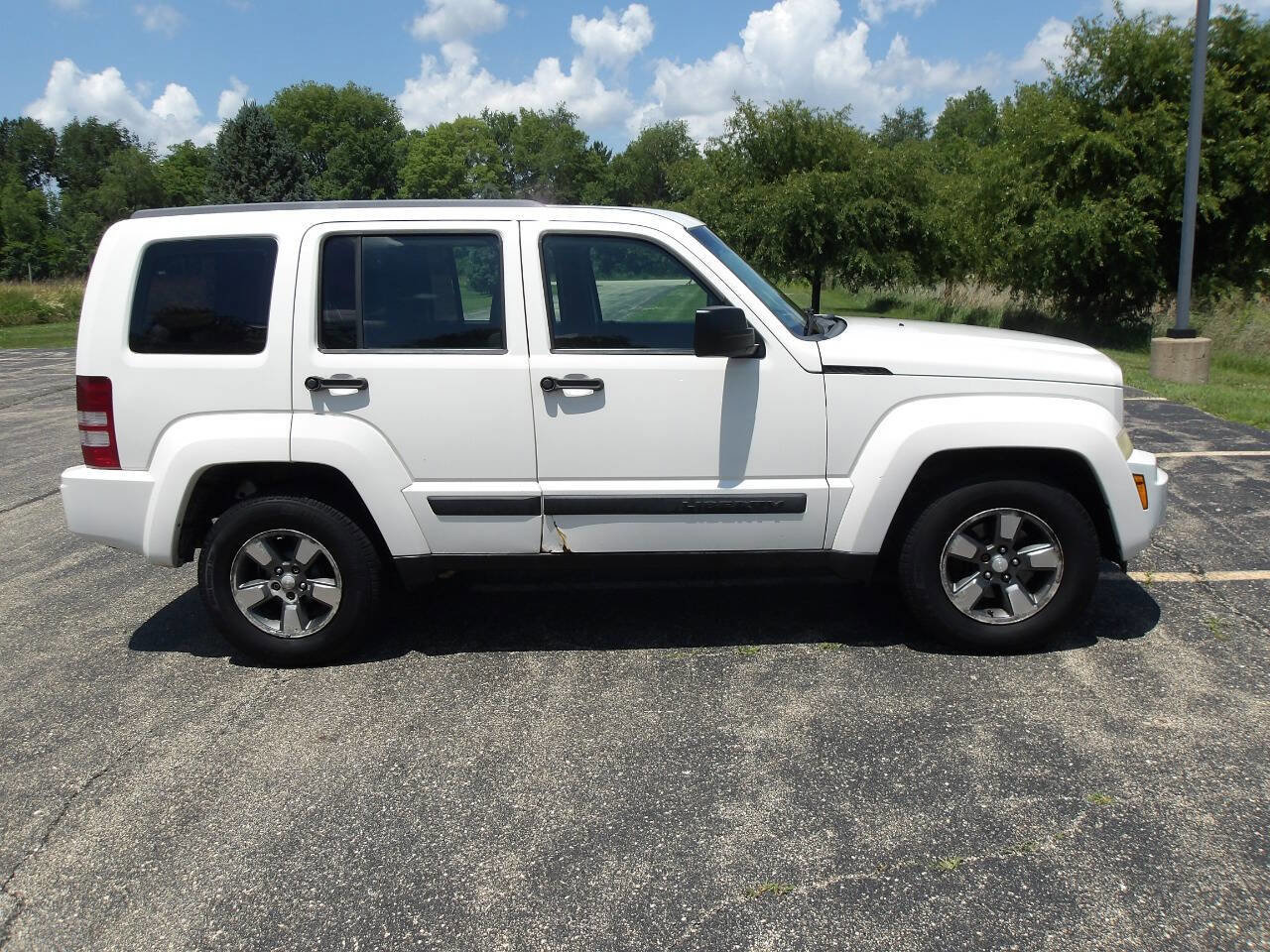 Used 2009 Jeep Liberty Sport image 9