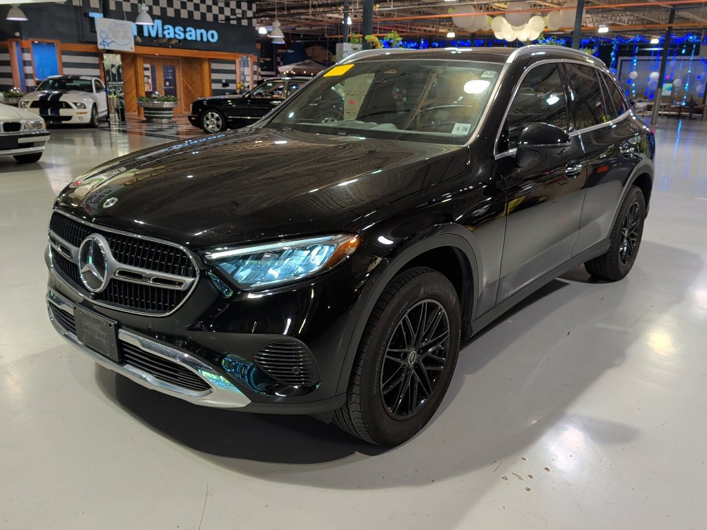 Used 2023 Mercedes-Benz GLC 300 4MATIC image 3