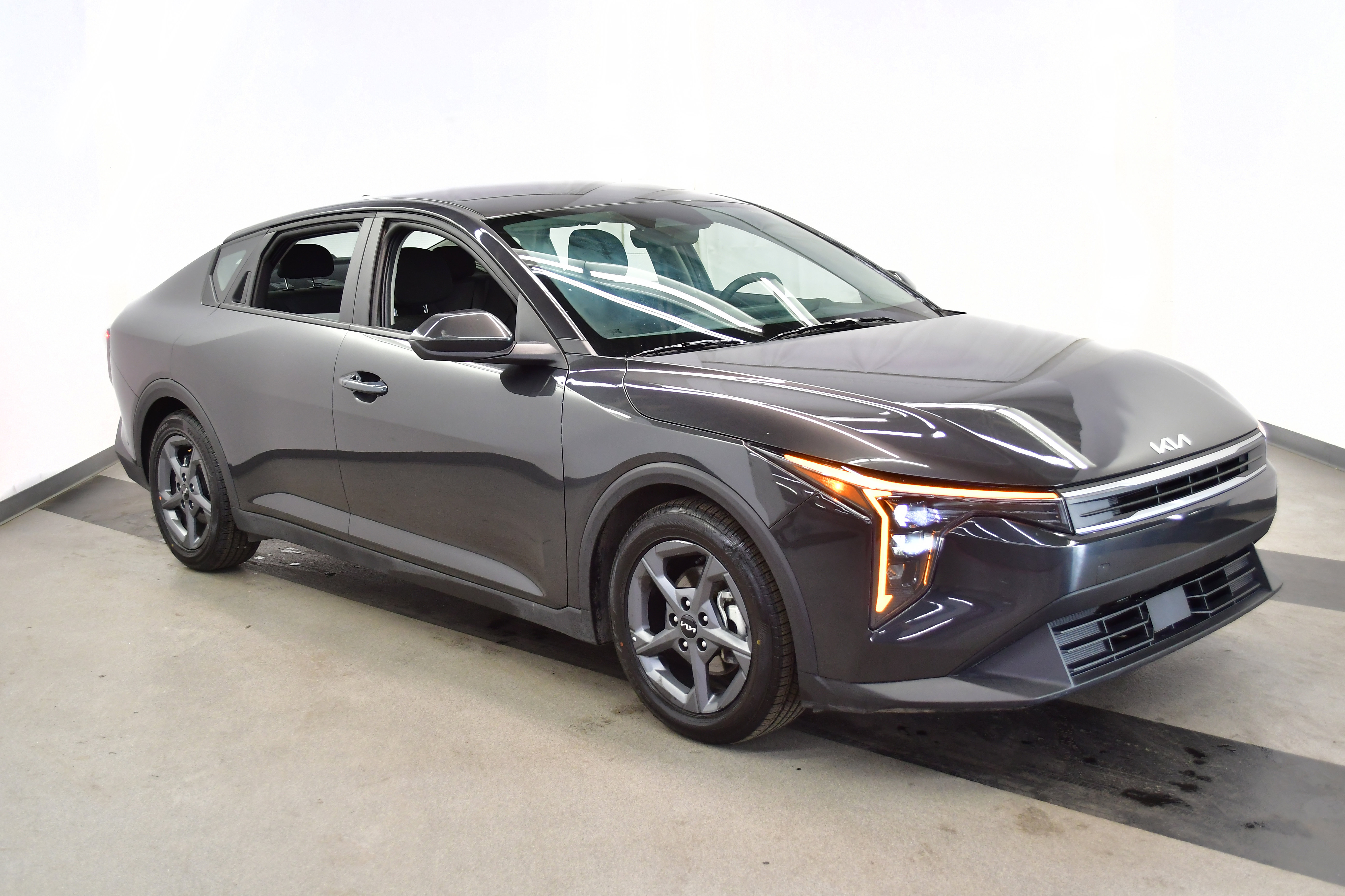 Used 2025 Kia K4 FWD image 2