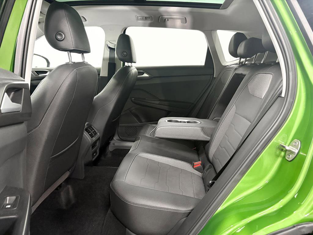 Used 2025 Volkswagen Taos SE image 6