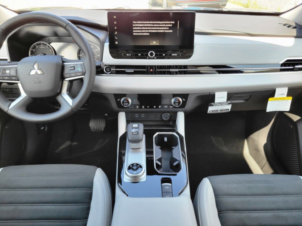 New 2025 Mitsubishi Outlander SE image 14