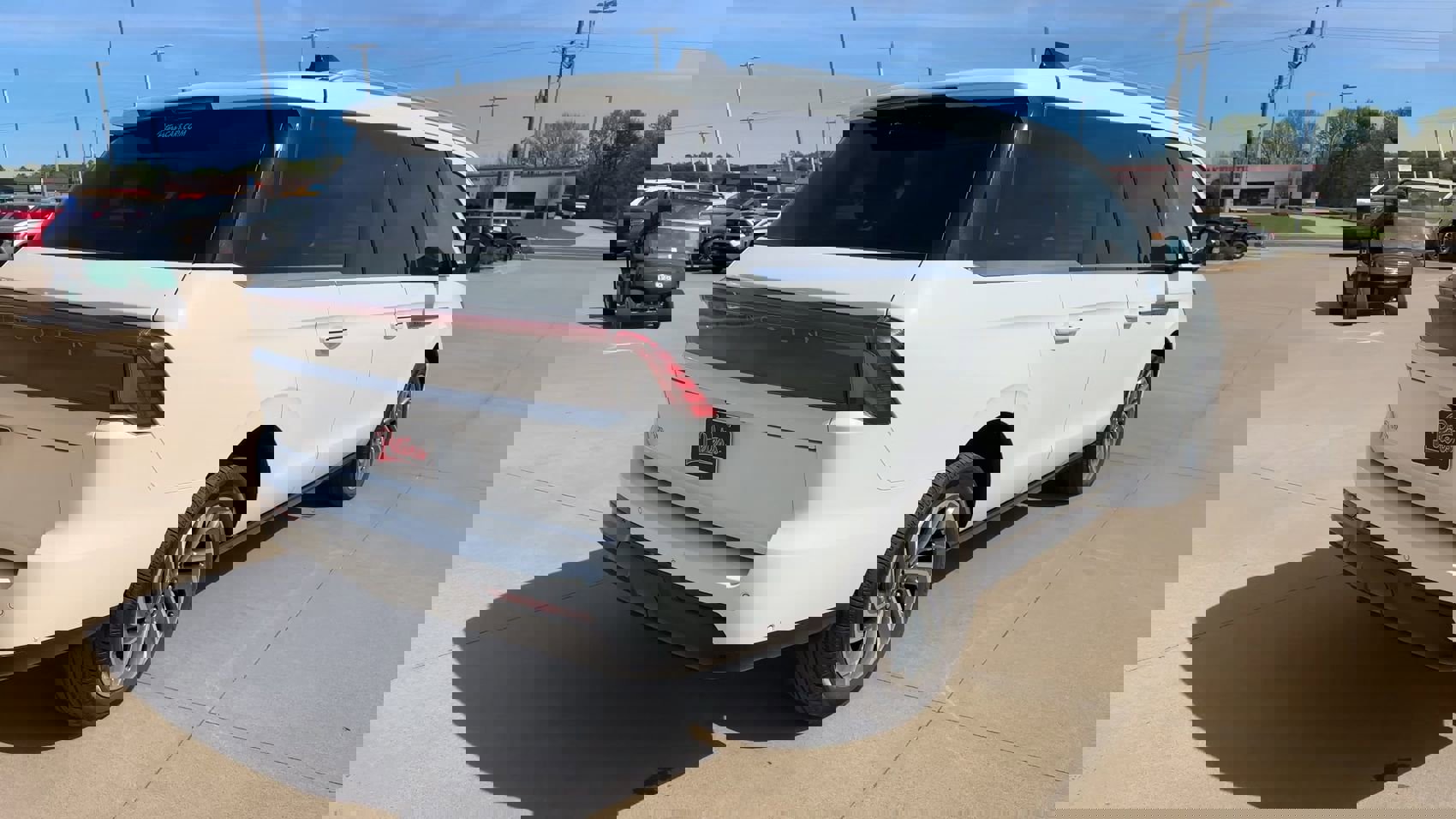 Used 2025 Lincoln Navigator Reserve image 8