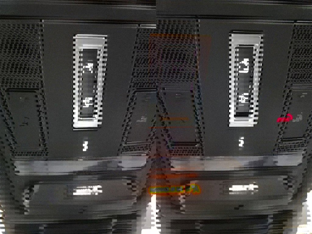 New 2024 Land Rover Discovery Sport Dynamic SE image 21